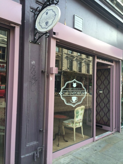 The unassuming entrance of Lady Dinah´s